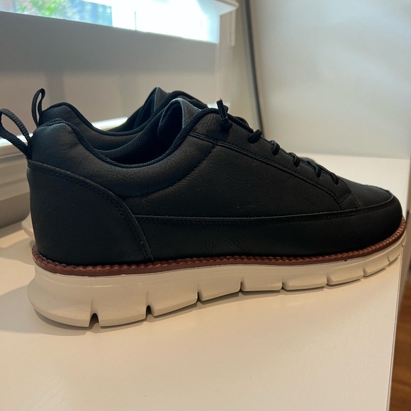 Super, Light Weight, Men's Black Dress Sneaker. - Picture 4 of 9